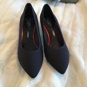 Rockport total motion navy pumps 9.5